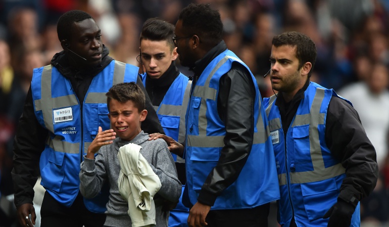 neymar psg: El gran gesto de Neymar con un niño que se coló llorando a la cancha