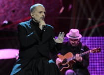 Miguel Bosé vuelve a Colombia con "sus compadres" Juanes y Sebastián Yatra