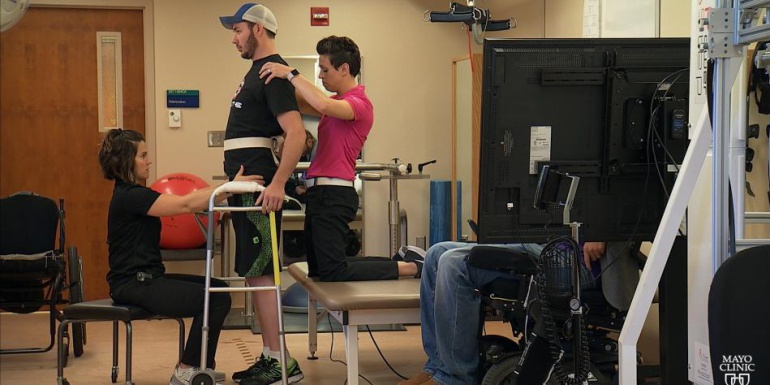 Discapacidades: Un parapléjico logró caminar con estímulos eléctricos en la espalda