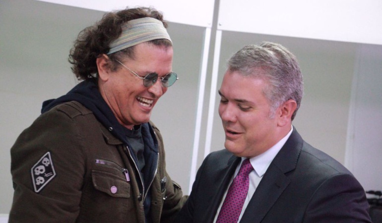 Iván Duque cantando: ¡A todo pulmón! Iván Duque con Carlos Vives en Nueva York