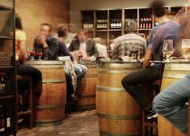 ¡Ojo hombres! Según estudio el alcohol hace que se fijen en otros hombres