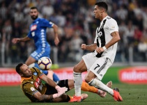 Ospina le ganó el duelo a Cristiano, pero Juventus venció al Napoli