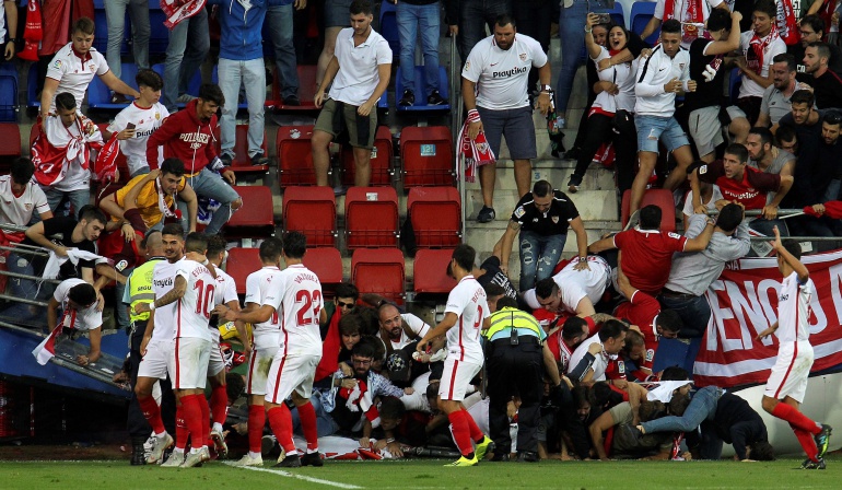Sevilla hinchas valla: Hinchas del Sevilla heridos al ceder una valla en el estadio del Eibar