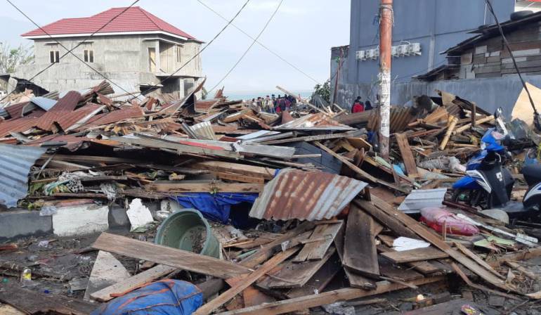 Cifra de muertos por terremoto y tsunami en Indonesia: Cientos de personas muertas y heridos tras tsunami en Indonesia