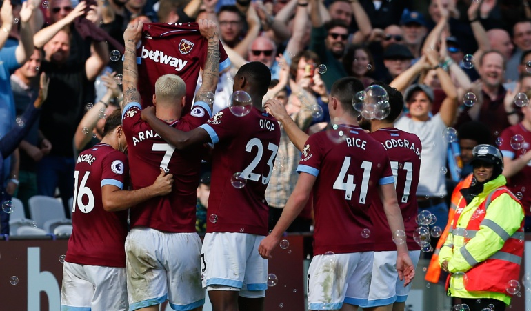 Carlos Sanchez lesión West Ham: ¡Gran gesto! La dedicatoria de los jugadores del West Ham a Carlos Sánchez