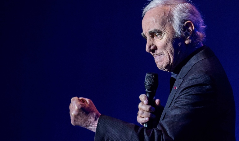Cantante y compositor francés Charles Aznavour durante una actuación en la sala de conciertos de Heineken, en Amsterdam