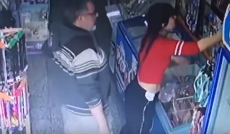 Video de hombre abusando de una mujer: Hombre acosa a una mujer sin saber que lo grababan