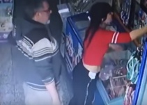 Hombre acosa a una mujer sin saber que lo grababan