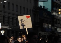 Obra de Banksy se autodestruye tras subastarse por US $ 1,4 millones