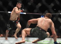 Nurmagomedov retiene título e invicto al ganar a McGregor con final caótico