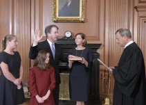 Kavanaugh prestó juramento como miembro de la Corte Suprema de EE.UU.