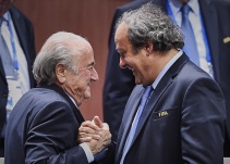Blatter y Platini cumplen tres años de un castigo que cambió el fútbol