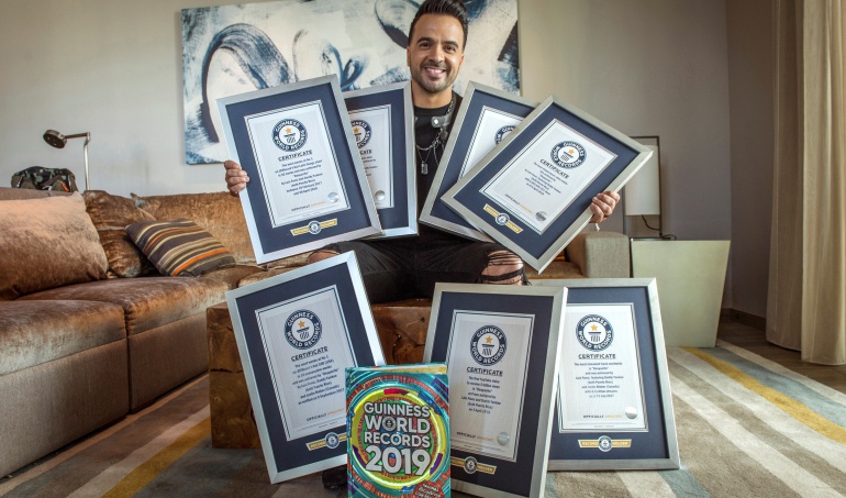 El cantautor puertorriqueño Luis Fonsi recibió siete récords Guinness gracias al alcance mundial de su éxito "Despacito", reconocimiento que lo pone en compañía de grandes nombres de la música, como Lin-Manuel Miranda, Ozzy Osbourne, Rihanna y Taylor Swift.