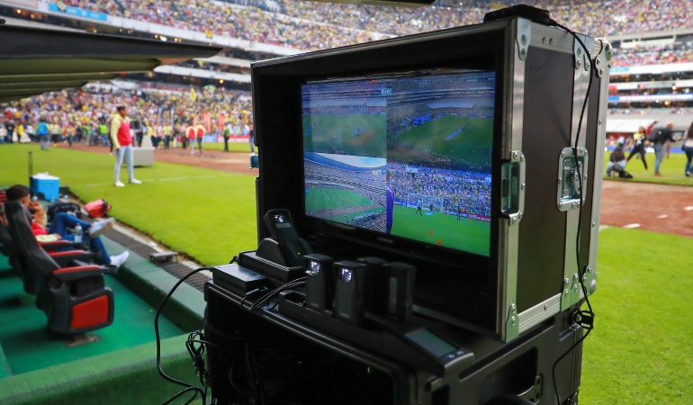 VAR santa fe cali en vivo: Llega el VAR a Colombia: Santa Fe-Cali tendrá la herramienta tecnológica