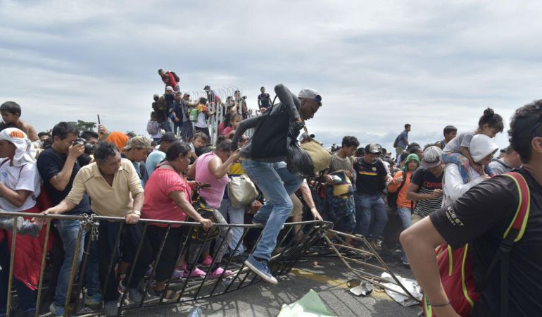 frontera: Cerca de 4.000 migrantes fuerzan bloqueo y cruzan a México