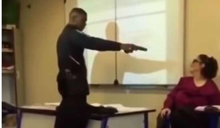 Estudiante amenaza a su profesora por ponerle un falla: Joven amenaza a profesora con una pistola en plena clase