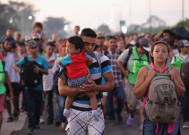 ¿Qué hay detrás de la caravana de migrantes que atraviesa Centroamérica?