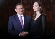 Diosdado Cabello afirma que Angelina Jolie es una agente de la CIA