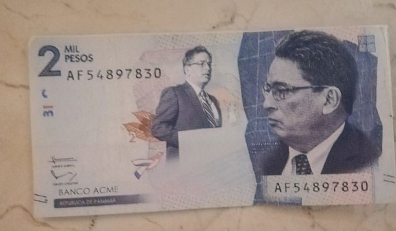 Lluvia de billetes “Carrasquilla” en medio de moción de censura