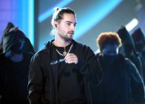 El beso entre Maluma y la abogada de ‘Caso cerrado’