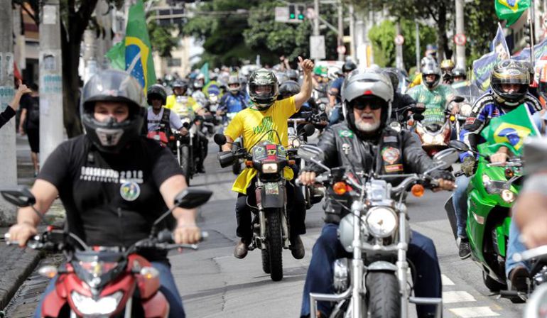 Una caravana de motocicletas recorres las calles de Sao Paulo (Brasil) como acto de apoyo al candidato presidencial Jair Bolsonaro.