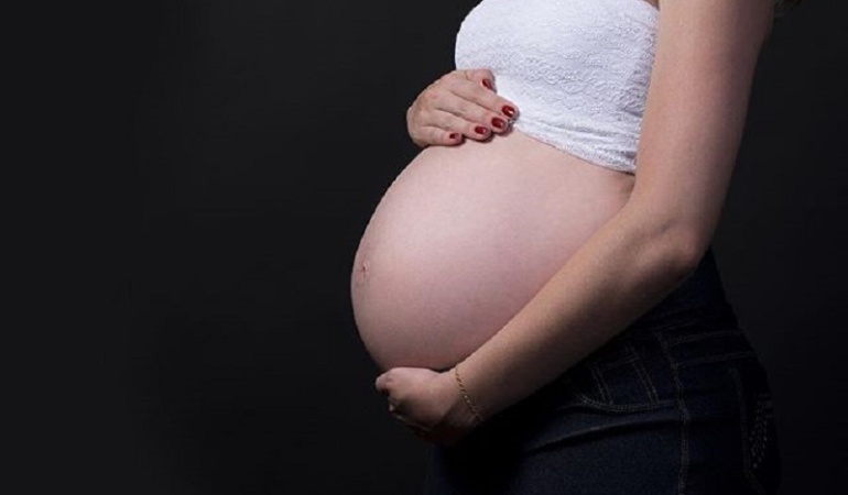 ¡Hombre de 27 años embarazó a su novia y a su suegra!