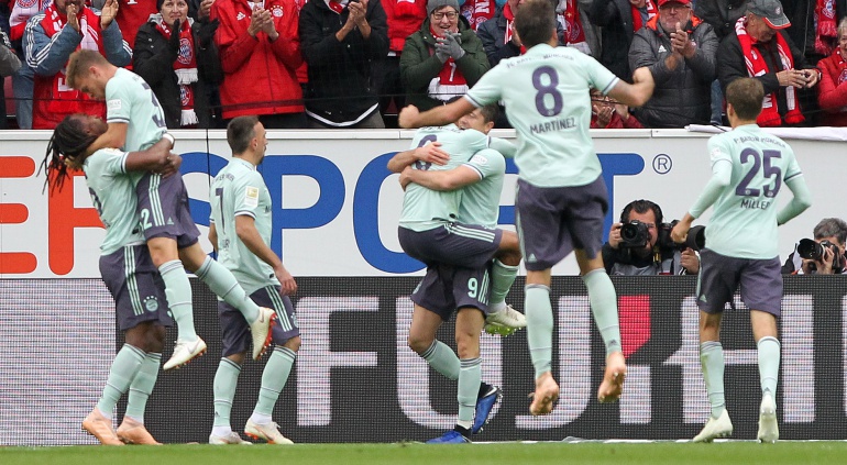 bayern munich james copa alemana: Bayern Múnich pasa a octavos tras sufrir ante un equipo de cuarta división