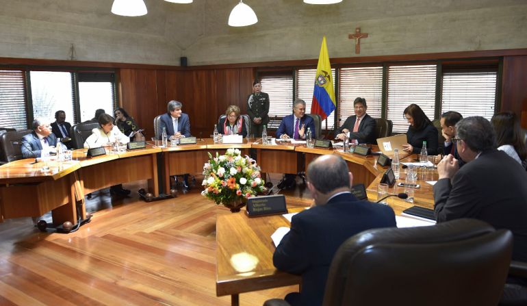 Piden tumbar norma que exige nombrar mujeres en altos cargos