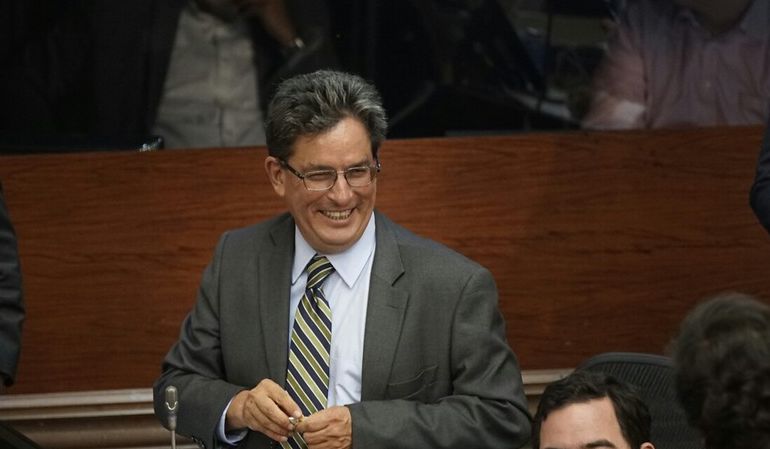 Se cae moción de censura contra MinHacienda