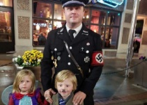 Disfrazó a su hijo de Hitler y los internautas lo "trolearon"