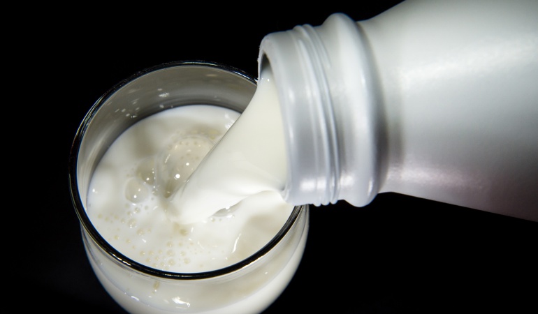 Consecuencias aumento IVA: Consumo de leche se reduciría hasta 40% si sube el IVA