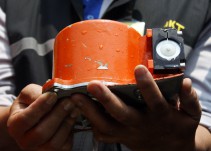 Encuentra una caja negra de avión accidentado en Indonesia
