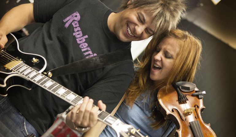 Violinista de Shakira.: ¿Quién fue la mujer que se robó el show de Shakira?