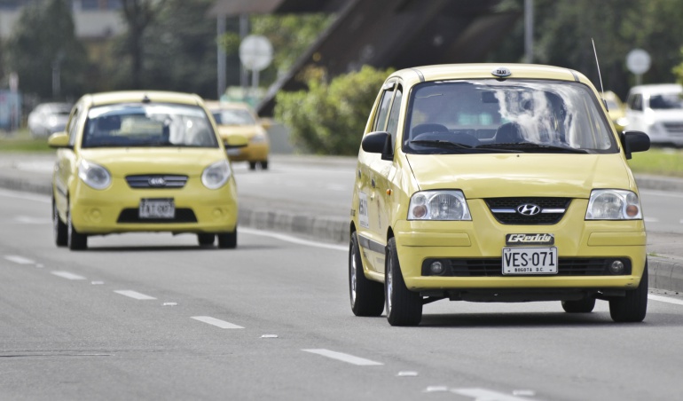 Musica en taxis: Taxistas retirarían radios de sus vehículos si se aplica tarifa por música