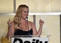 Amy Schumer se emociona con los primeros movimientos de su bebé