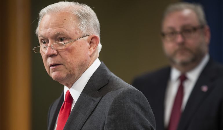 fiscal general Jeff Sessions.: Renunció el fiscal general de EE.UU., Jeff Sessions