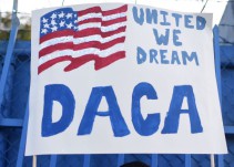 Tribunal de EE.UU. ordena a Trump mantener programa DACA para 'soñadores'