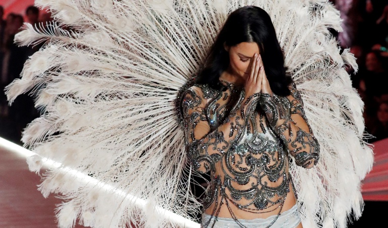 La modelo brasileña Adriana Lima exhibe un diseño de la firma de lencería Victoria's Secret durante un desfile en Nueva York
