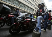 Padres irresponsables en moto