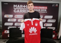 Martin Garrix posó con la camiseta de Independiente Santa Fe