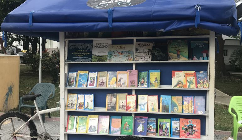 Bicibibliotecas.: En bicicleta les llevan libros y sueños a los niños de Túmaco
