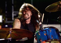 Dave Grohl entrega comida a bomberos que luchan contra incendio en EE.UU.