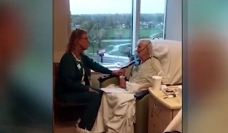 Mujer canta a sus acientes: ¡Admiración total! Enfermera le canta a sus pacientes en sus tratamientos