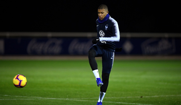 mbappe francia uruguay niño madre: Mbappé invita a un partido a un niño que perdió a su madre en un derrumbe