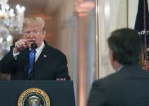 Casa Blanca amenaza con volver a retirar credencial a periodista de la CNN