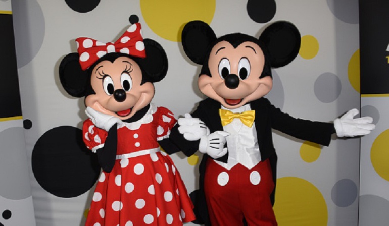 El Disney europeo da un tirón de orejas a Mickey Mouse por sus 90 años