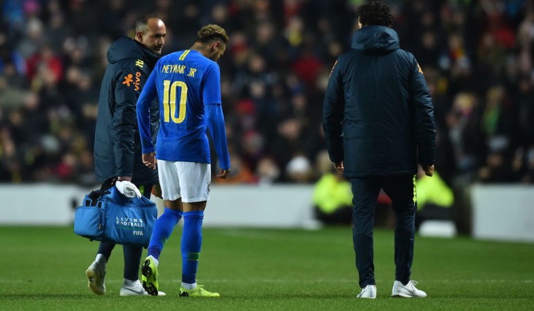 Neymar lesión Brasil Camerún: Brasil derrotó a Camerún en amistoso pero Neymar se retiró lesionado
