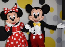 Supermodelos rinden un homenaje con mucho estilo a Mickey Mouse