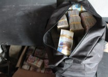 ¿Si se encontrara un bolso con dinero lo devolvería?