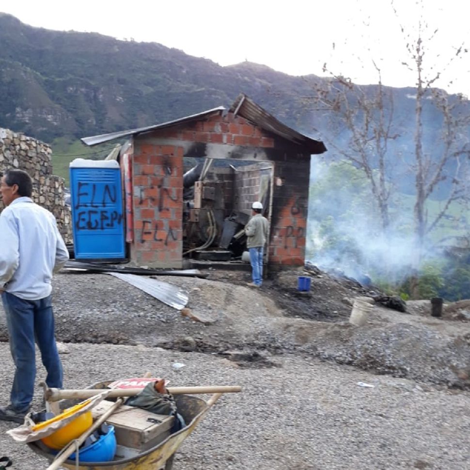 Video:Guerrilleros del ELN incineran una planta de asfalto en la vía Málaga